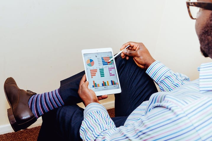 Gerente revisando desempeño del Marketing Automático / iA {Lab}