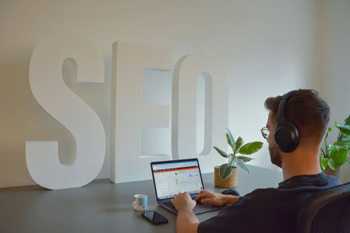 Persona experta de agencia consultoría SEO trabajando en marca
