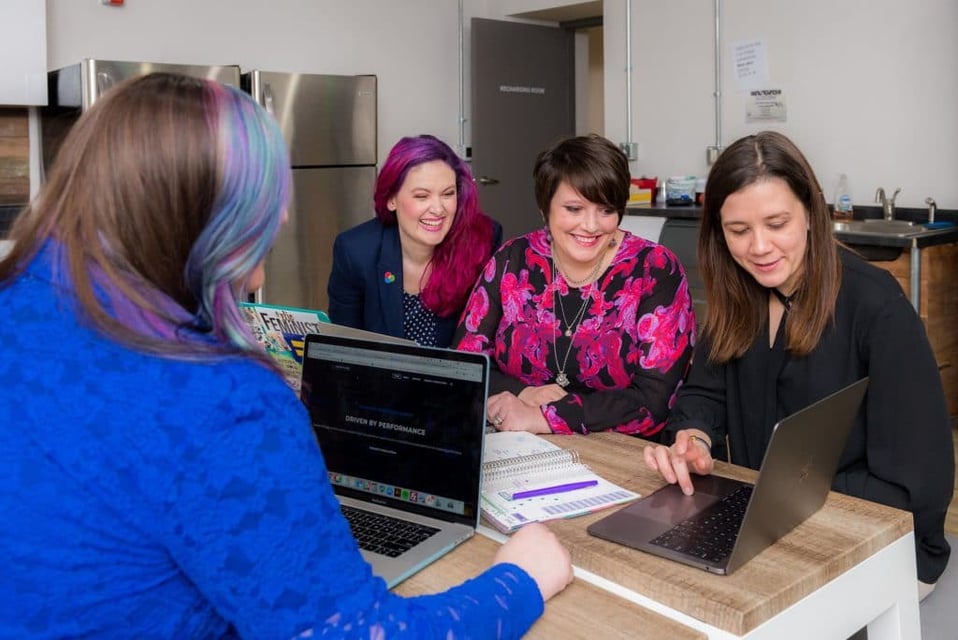 Compañeras de trabajo calculan NPS