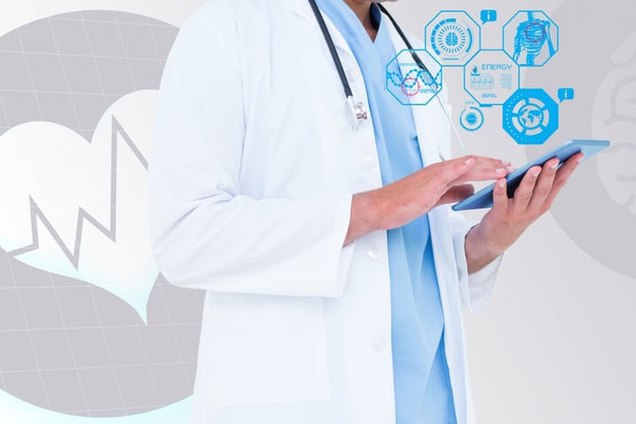Médico hace uso de tablet con herramientas digitales