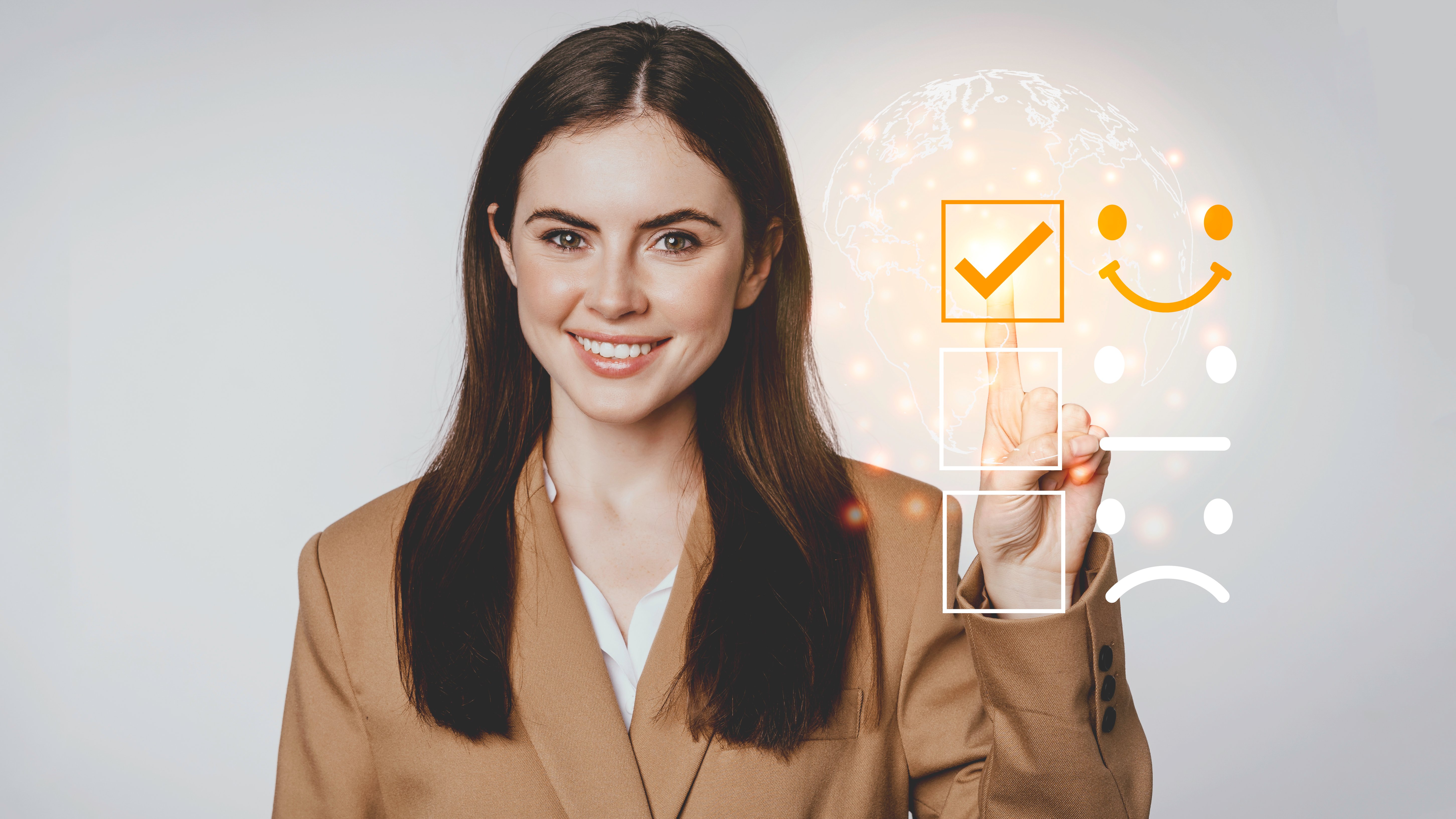Cliente satisfecha hace clic en carita feliz