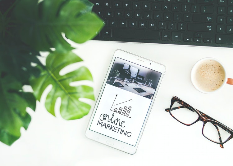 Celular sobre escritorio con gráfica de marketing