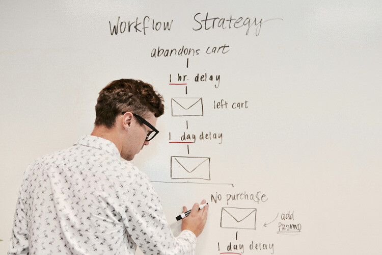 Experto en inbound marketing trabajando en consultoría