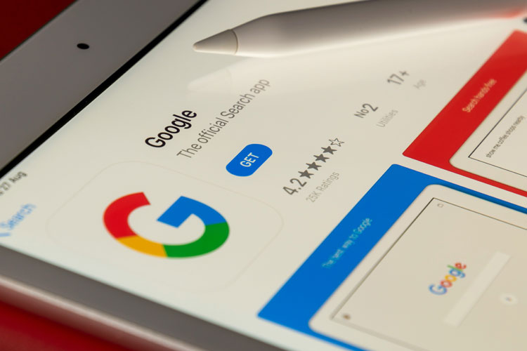 Logo de buscador de google en detalle denotando la optimización SEO on-page y SEO local con Ialab