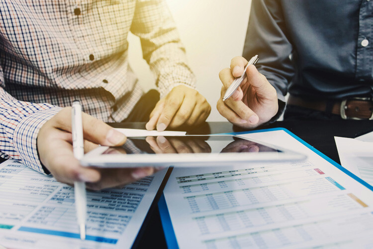 Plano cerrado de dos personas especialistas en inbound marketing en colombia ofreciendo sus servicios especializados