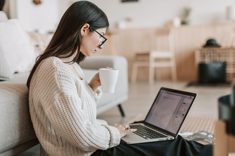 Mujer automatizando el contenido creado / iA Lab