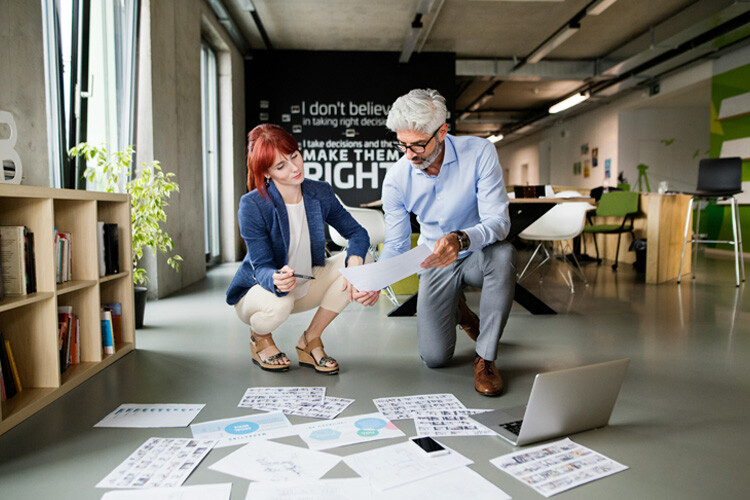  Dos personas trabajando en tendencia actuales para consultoría de inbound marketing en ialab