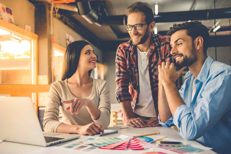 Ejecutivos de marketing digital revisando los resultados de un proyecto