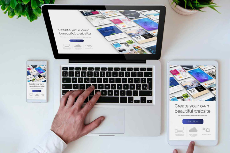 Página web que se replica en un celular, una tablet y un portátil