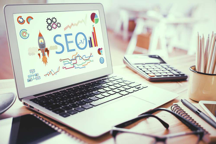 Profesional revisa estrategia de posicionamiento SEO en su laptop