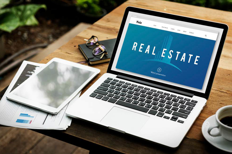Laptop muestra una página de un negocio inmobiliario