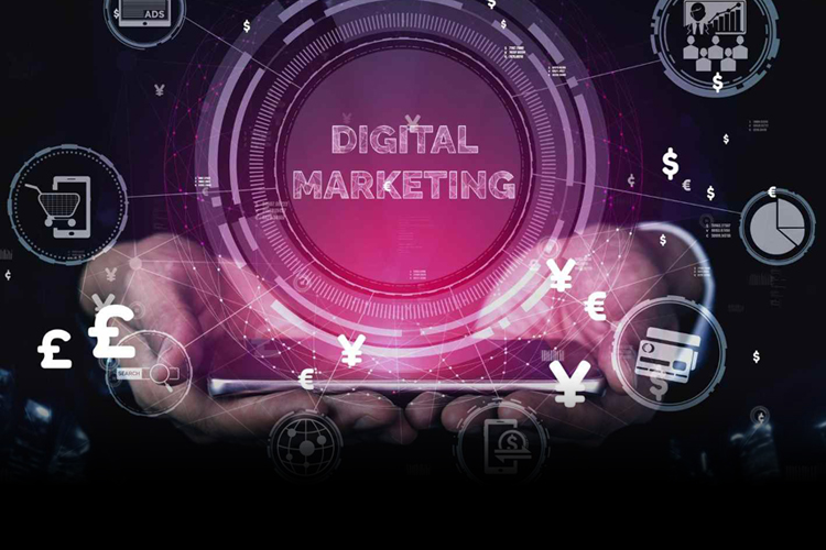 Persona sostiene tablet proyectando diferentes servicios de marketing digital