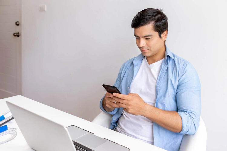 Persona utilizando los productos de Inbound Marketing de Hubspot 